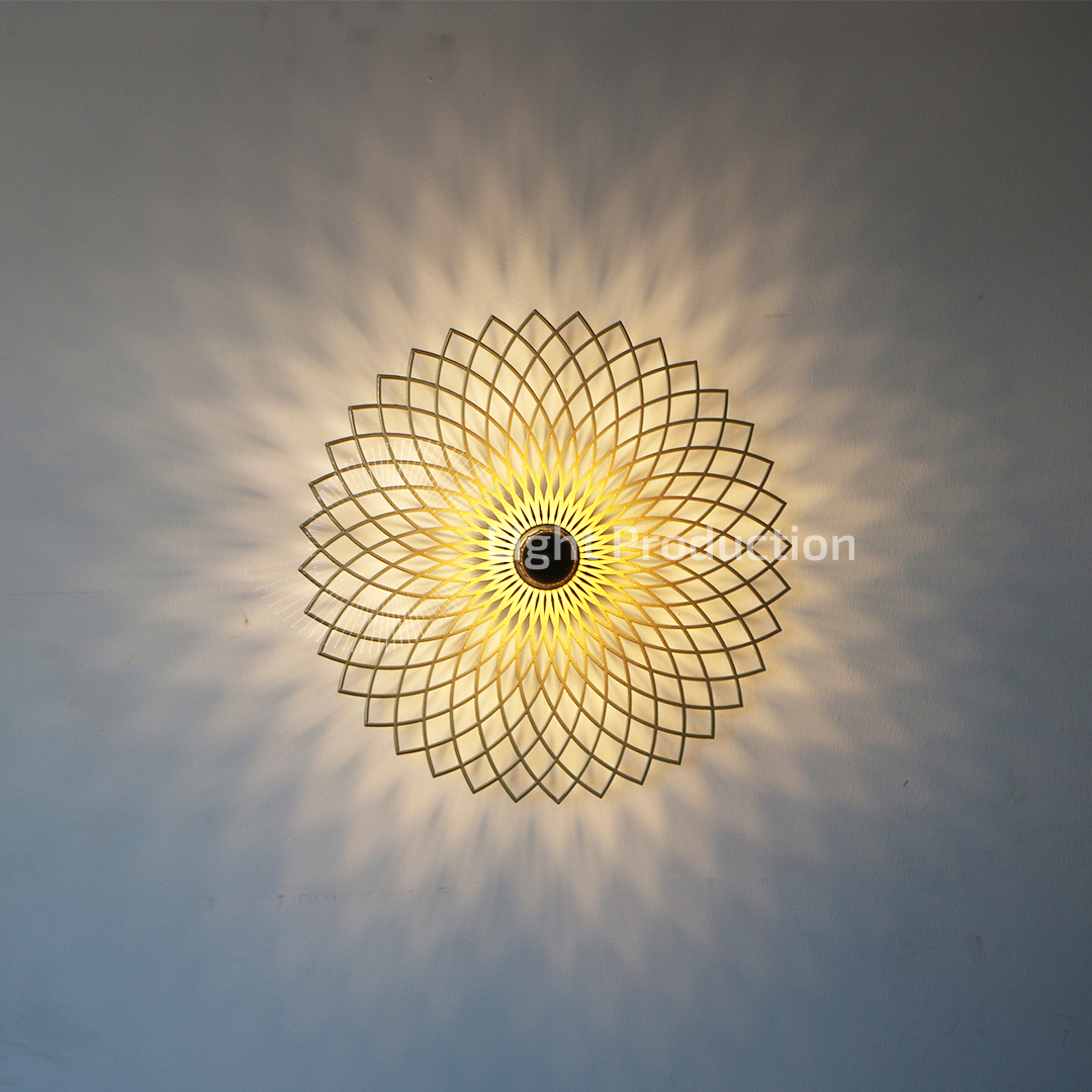 גוף תאורה מעוצב בצבע זהב חתוך בלייזר