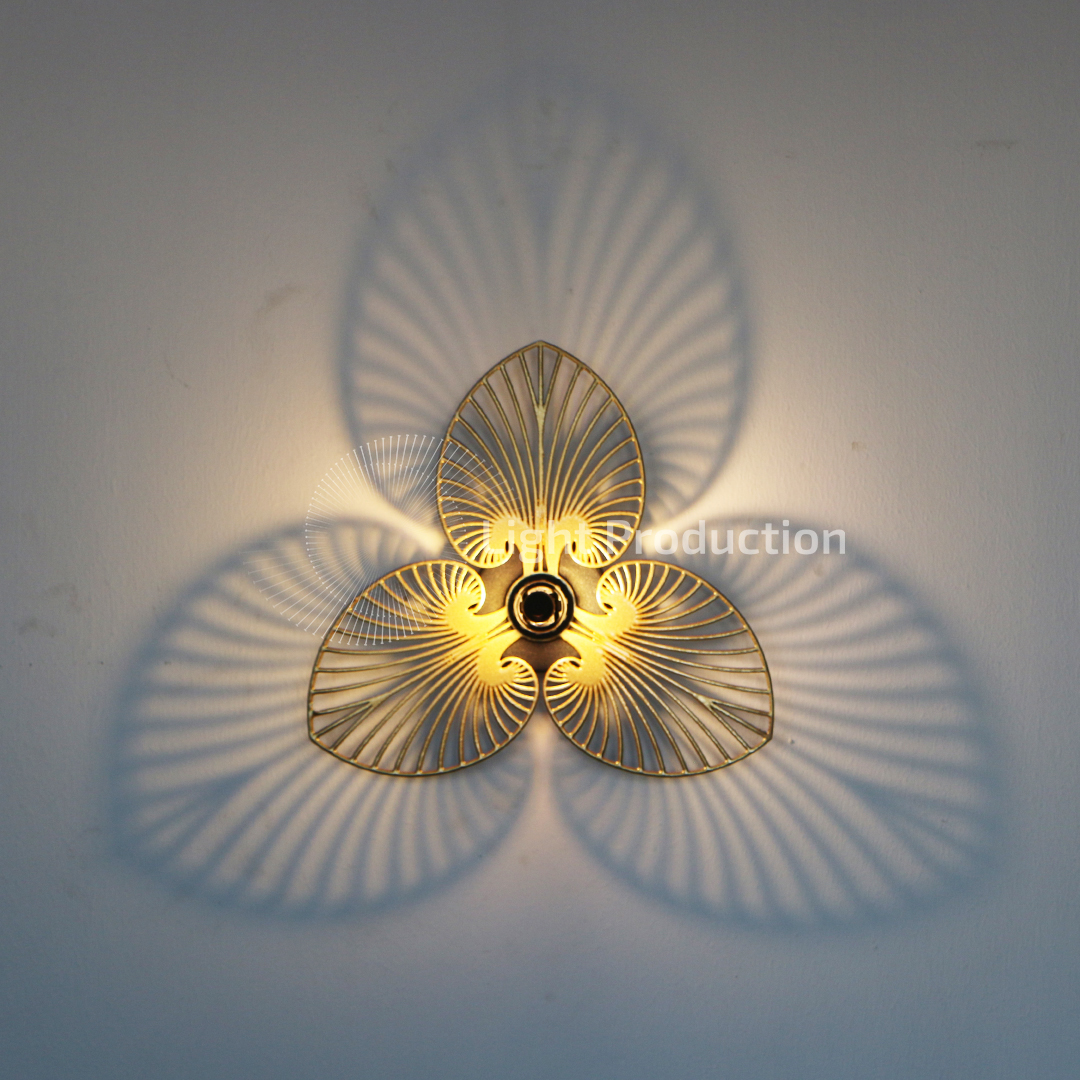 גוף תאורה מעוצב צמוד קיר בצבע זהב