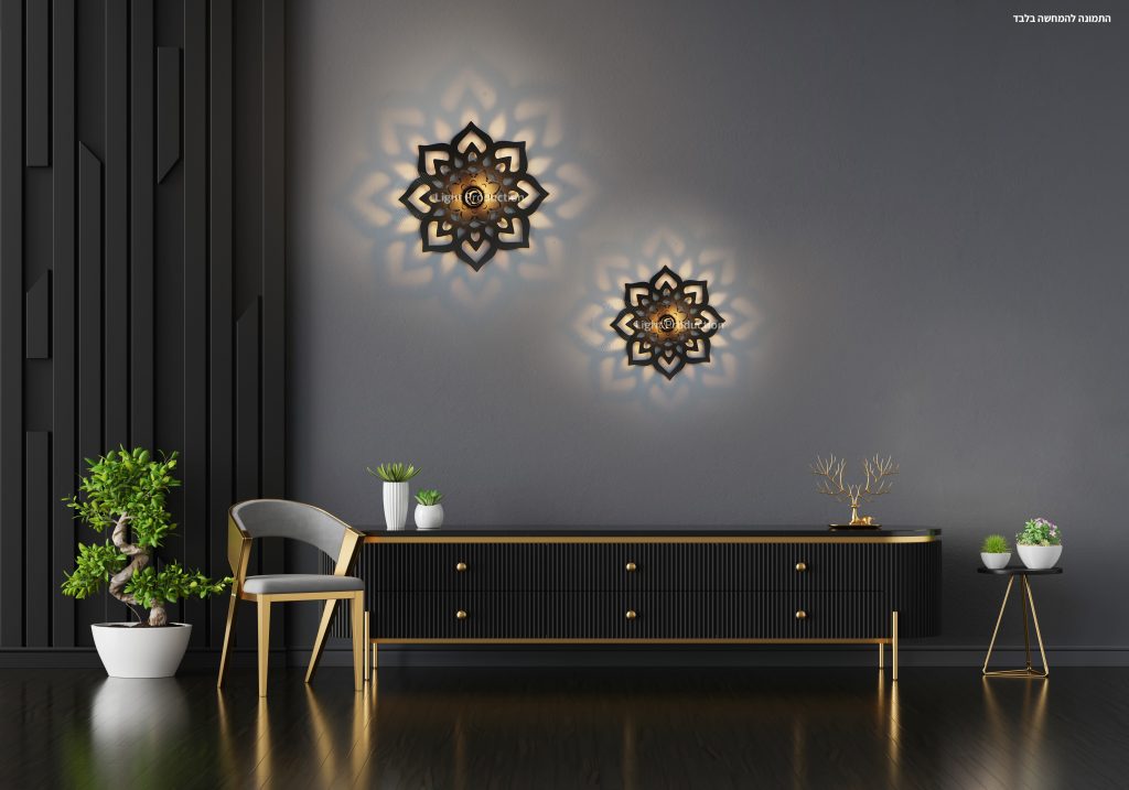 גוף תאורה מעוצב צמוד קיר בסלון כהה בגווני שחור וזהב