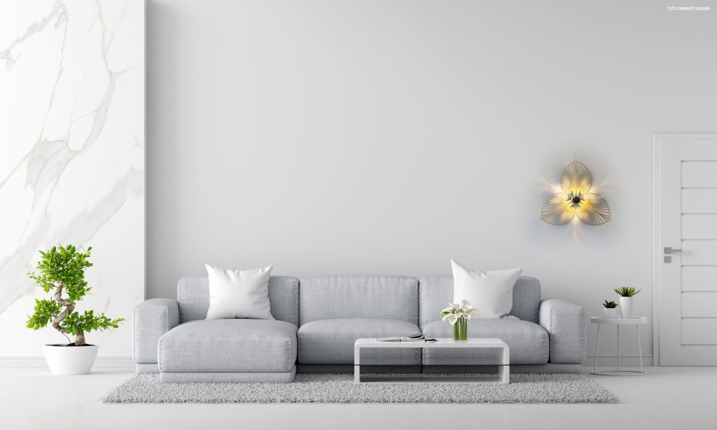 גוף תאורה מעוצב צמוד קיר בסלון בהיר