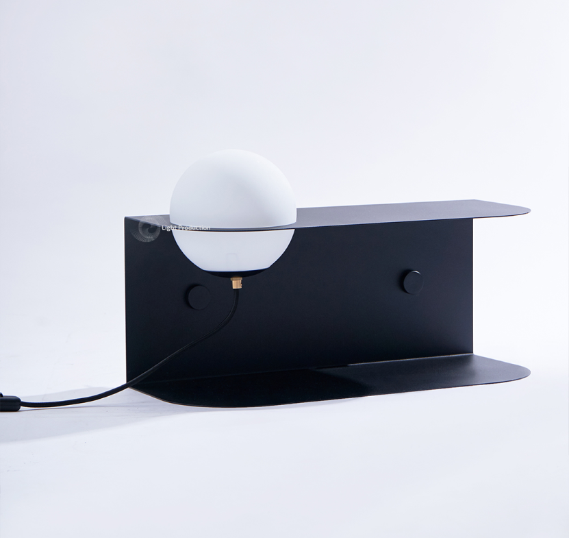 מדף תאורה עם מנורה מזכוכית חלבית